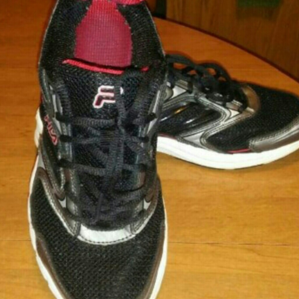 Size 9 men's Fila shoes